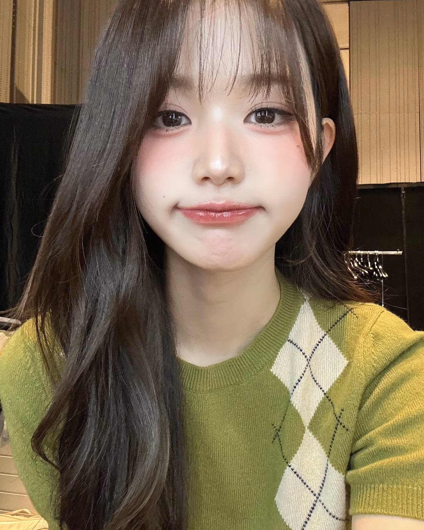 Hai bức ảnh này được Wonyoung chia sẻ trên Bubble. Chỉ vài dáng selfie cơ bản, bức ảnh này khiến không ít người xuýt xoa vì nhan sắc xinh đẹp của cô. Hai bức ảnh này được Wonyoung chia sẻ trên Bubble. Chỉ vài dáng selfie cơ bản, bức ảnh này khiến không ít người xuýt xoa vì nhan sắc xinh đẹp của cô.