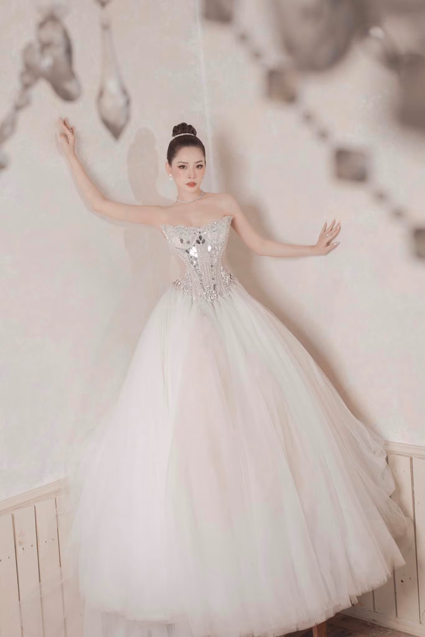 Tạo hình tóc búi gọn gàng kết hợp cùng váy dạ hội cầu kỳ giúp tôn lên vẻ đẹp thuần khiết của mỹ nhân sinh năm 1993. Tạo hình tóc búi gọn gàng kết hợp cùng váy dạ hội cầu kỳ giúp tôn lên vẻ đẹp thuần khiết của mỹ nhân sinh năm 1993.