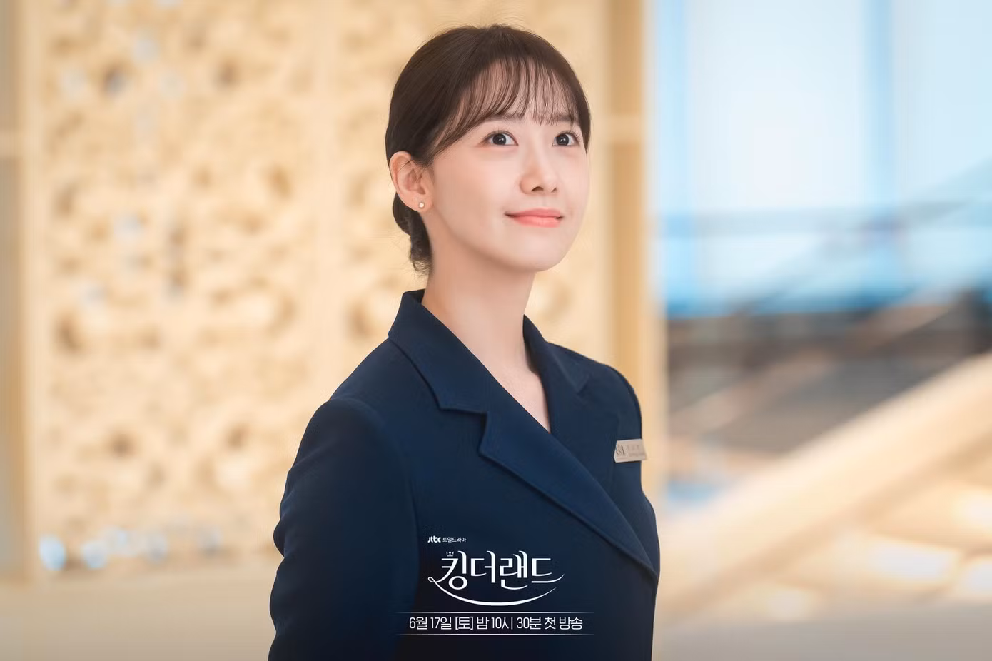 Yoona tự tin "cân đẹp" tạo hình nhân viên khách sạn trong King The Land. Yoona tự tin "cân đẹp" tạo hình nhân viên khách sạn trong King The Land.