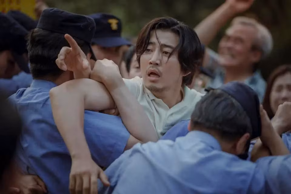 Ánh mắt thất thần, hoảng sợ của Sang Jun khi chứng kiến sự việc kinh hoàng xảy ra tại chính nhà nghỉ của mình.