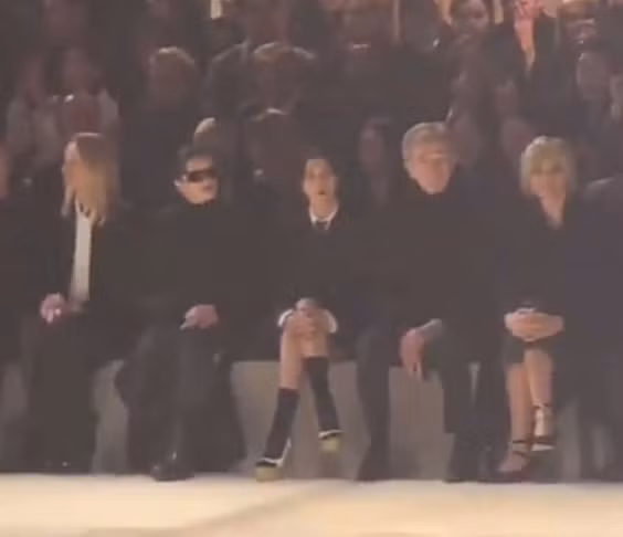 Chị cả BLACKPINK ngồi hàng ghế đầu cùng Delphine Arnault (CEO của Dior), Bernard Arnault (CEO của LVMH) cùng phu nhân, ca sĩ Rosalía.
