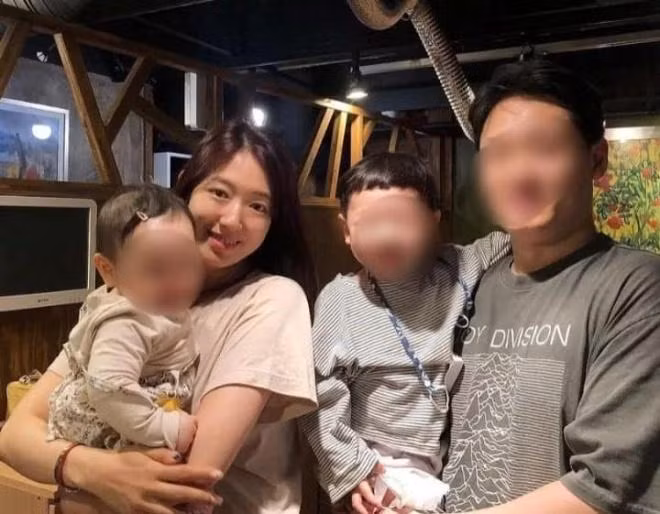 Gương mặt của Park Shin Hye tròn trịa hơn khi mang thai.