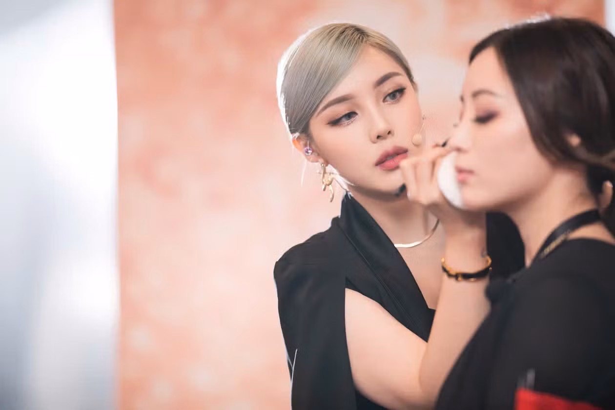 Người chơi sẽ được các chuyên gia tư vấn để trở nên cuốn hút hơn. (Ảnh minh họa: Hypebae) Người chơi sẽ được các chuyên gia tư vấn để trở nên cuốn hút hơn. (Ảnh minh họa: Hypebae)