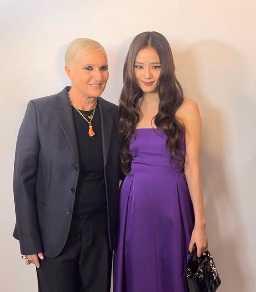 Giọng ca nhà YG chụp ảnh cùng Giám đốc sáng tạo Dior - Maria Chiuri. Giọng ca nhà YG chụp ảnh cùng Giám đốc sáng tạo Dior - Maria Chiuri.