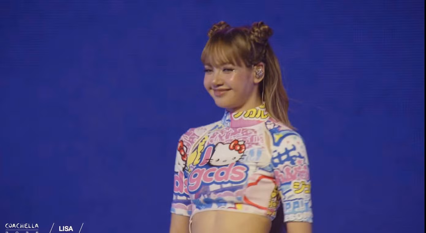 Bộ trang phục thứ hai của Lisa đến từ thương hiệu GCDS kết hợp cùng hình ảnh Hello Kitty, đồng thời khéo léo biến tấu với chiếc thắt lưng làm điểm nhấn.