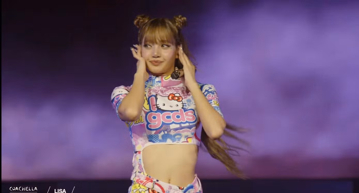 Bộ trang phục thứ hai của Lisa đến từ thương hiệu GCDS kết hợp cùng hình ảnh Hello Kitty, đồng thời khéo léo biến tấu với chiếc thắt lưng làm điểm nhấn.