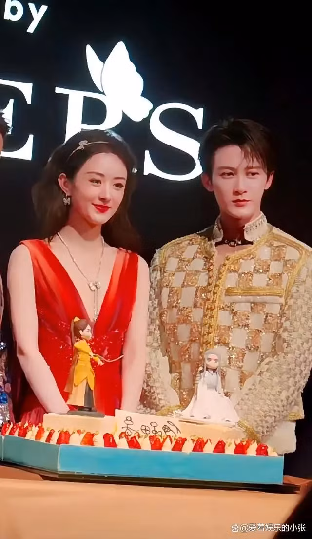 Có thể thấy hai hình chibi trên bánh kem là hai nhân vật Thẩm Ly do Triệu Lệ Dĩnh thủ vai trong Dữ Phượng Hành, và Tương Liễu do Đàn Kiện Thứ thủ vai trong Trường Tương Tư. Có thể thấy hai hình chibi trên bánh kem là hai nhân vật Thẩm Ly do Triệu Lệ Dĩnh thủ vai trong Dữ Phượng Hành, và Tương Liễu do Đàn Kiện Thứ thủ vai trong Trường Tương Tư.