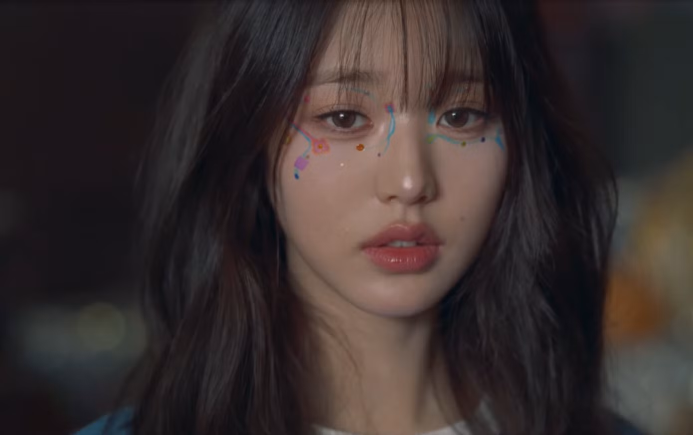 Trái với mong đợi về màu tóc vàng của người hâm mộ sau khi xem teaser, Jang Wonyoung vẫn xuất hiện với mái màu tóc đen quen thuộc nhưng lại phù hợp với tâm trạng bài hát.