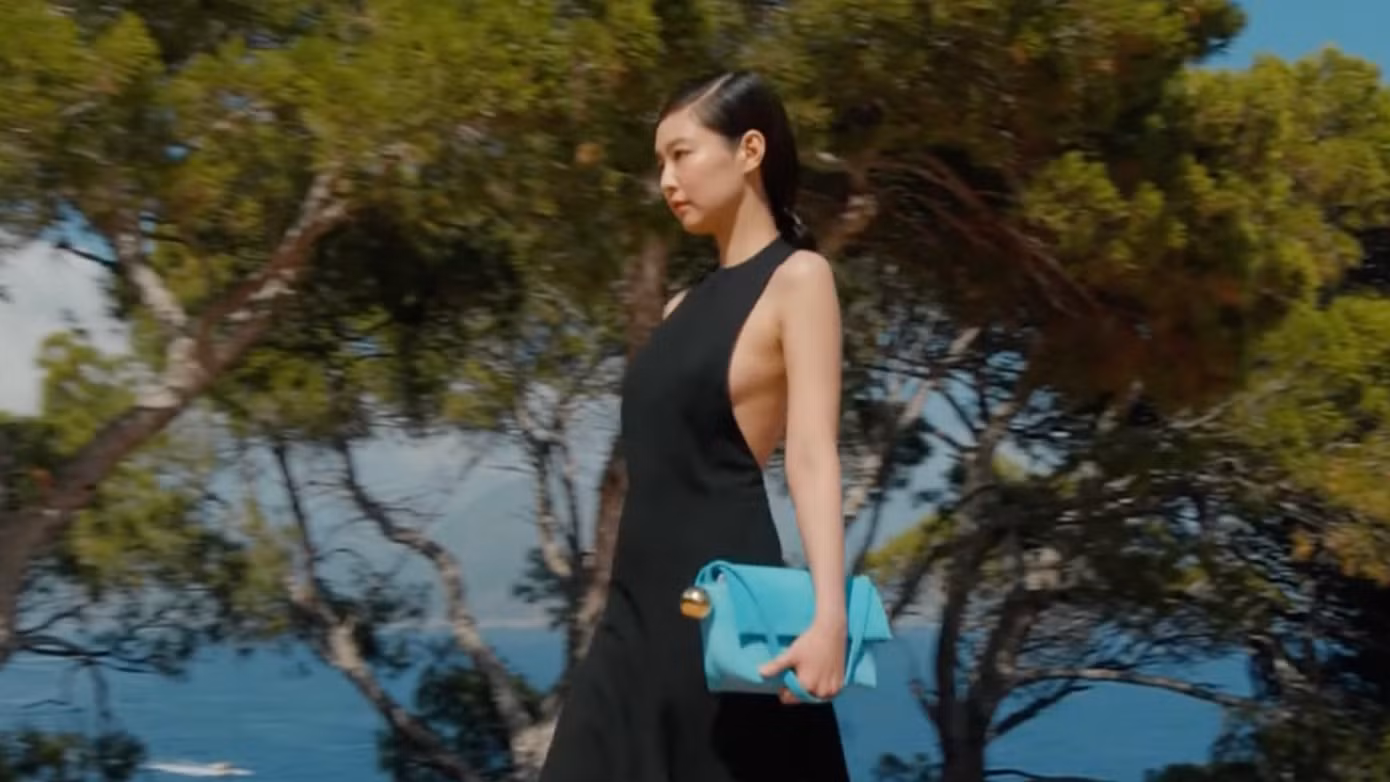 Jennie là thành viên thứ hai của BLACKPINK đứng trên sàn diễn thời trang. Giọng ca SOLO thanh lịch và sang trọng trong trang phục của nhà thiết kế Simon Porte Jacquemus.