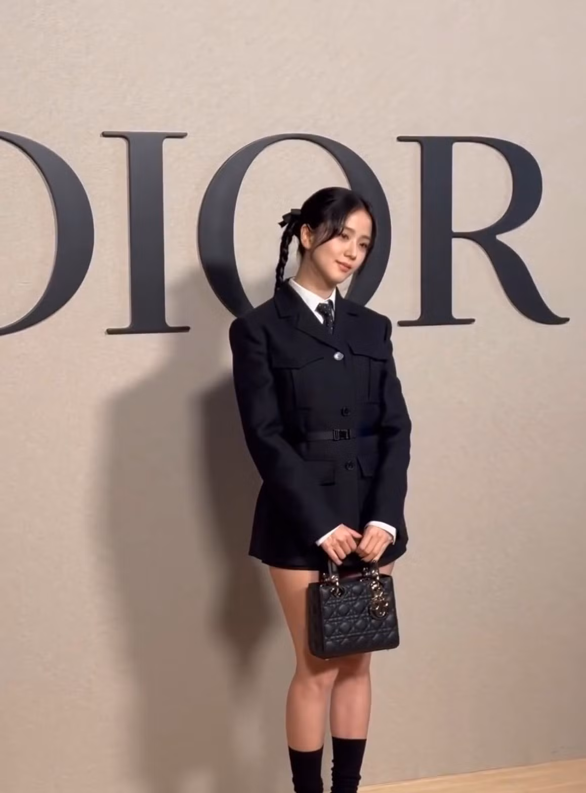 Tạo hình lần này của Jisoo nhận về không ít lời khen, đa số đều cho rằng lối trang điểm nhẹ cùng trang phục đơn giản giúp cô trẻ ra trông thấy.