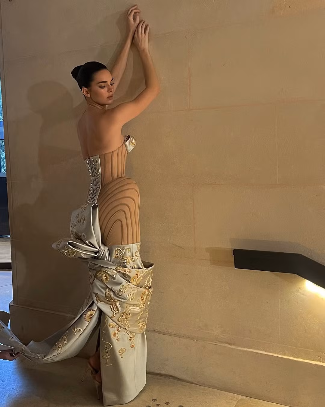 Đứng thứ tư trong danh sách là siêu mẫu Kendall Jenner, cô gây chú ý khi sải bước đầy tự tin trên sàn diễn của Schiaparelli vào ngày 27/1.