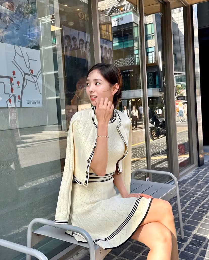 Những khoảnh khắc mà cô "phiên dịch viên" của When The Phone Rings đăng tải trông gần gũi, được nhận xét trông như cô bạn gái nhà bên. Những khoảnh khắc mà cô "phiên dịch viên" của When The Phone Rings đăng tải trông gần gũi, được nhận xét trông như cô bạn gái nhà bên.