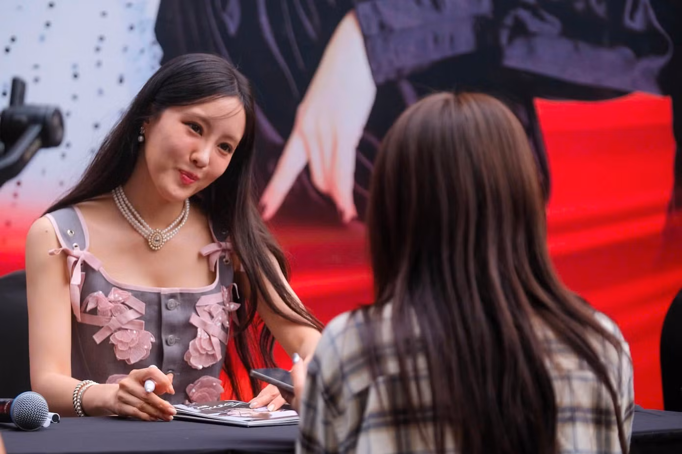 Hyomin nhìn fan đầy trìu mến. (Ảnh: Vincom) Hyomin nhìn fan đầy trìu mến. (Ảnh: Vincom)