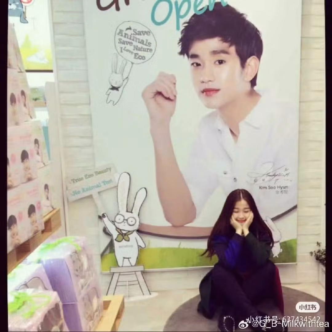 Ngu Thư Hân từng chụp ảnh cùng biển hiệu quảng cáo Kim Soo Hyun trong chuyến đi Hàn Quốc.