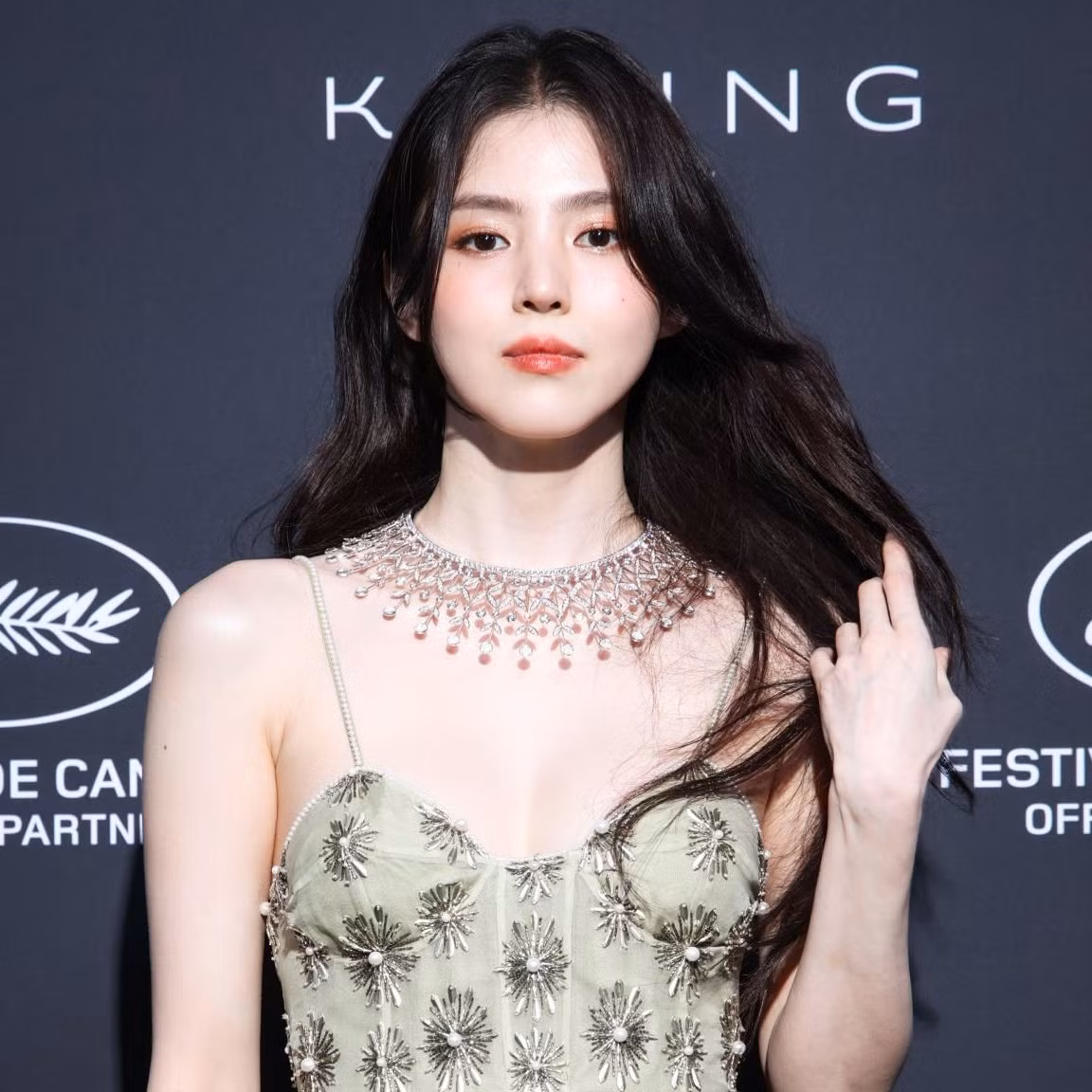 Nhiều cư dân mạng tinh ý nhận ra chiếc vòng cổ Mina đeo có nét tương đồng với mẫu Le Col bạc tỷ thuộc BST "The Power of Couture" từng được Han So Hee diện khi dự Cannes 2024.