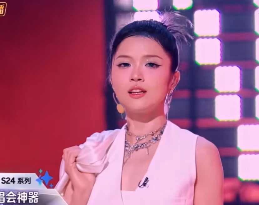 Thần thái rạng rỡ cùng màn thể hiện đậm chất K-Pop của Suni Hạ Linh và nhóm được đánh giá cao, giúp họ nhận được 875 điểm.
