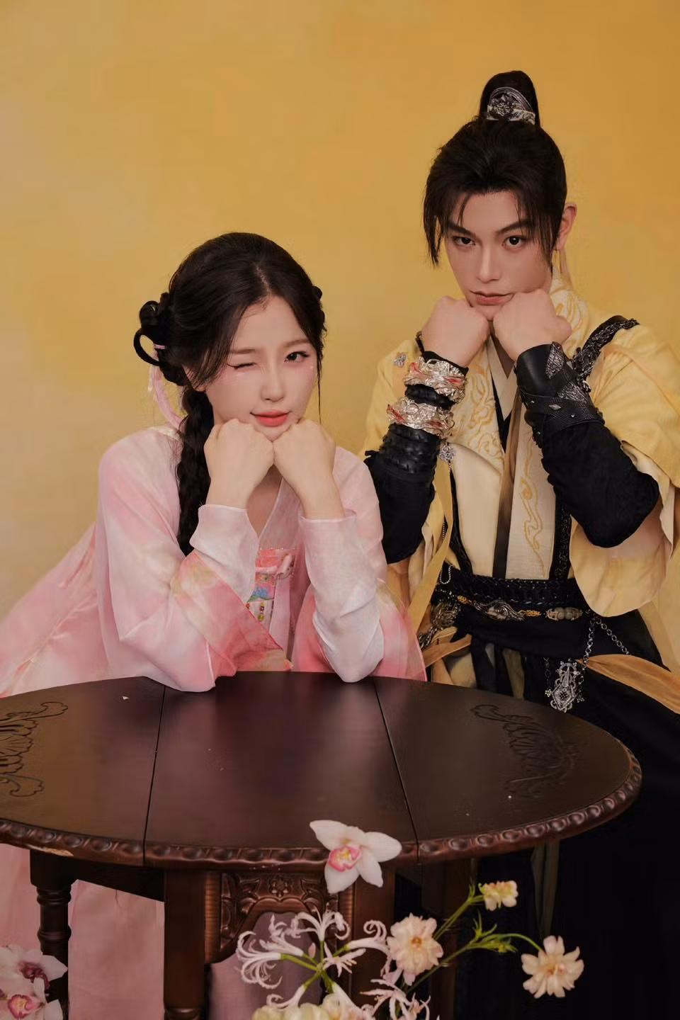 Visual cực "ngoan xinh yêu" khi đứng cạnh nhau của Ngu Thư Hân và Đinh Vũ Hề trong sự kiện ngày hôm nay.