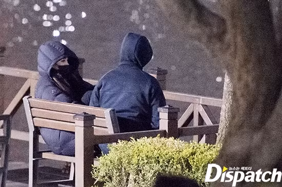 Màn "khui tin" hẹn hò chấn động của Dispatch khiến fan phim Reply 1988 sung sướng.