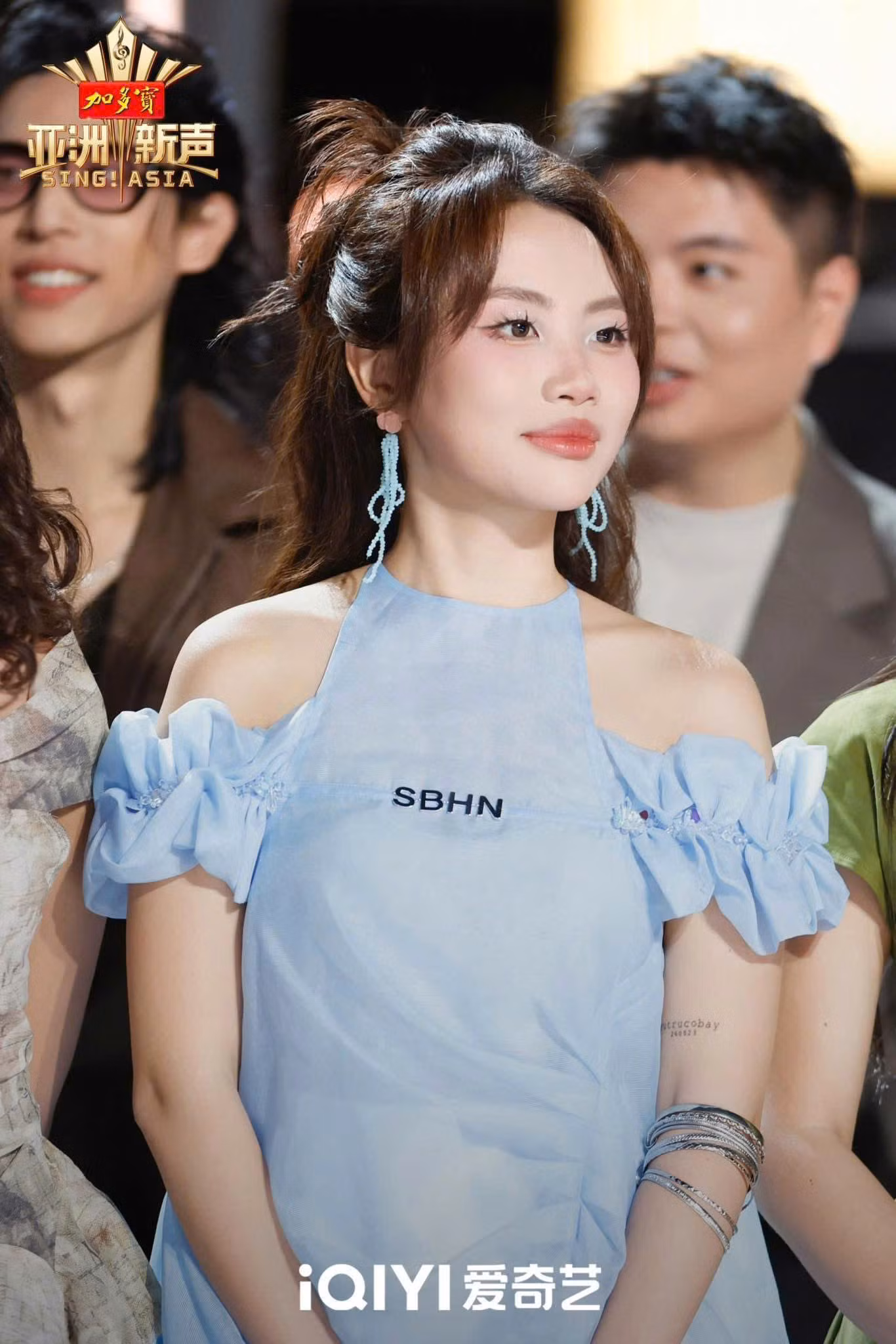 Giọng ca Bóng Phù Hoa rạng rỡ đứng cùng dàn thí sinh.