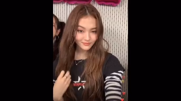 Trên mạng xã hội, khán giả đặt biệt danh cho Ella là "bà hoàng meme" thế hệ mới.
