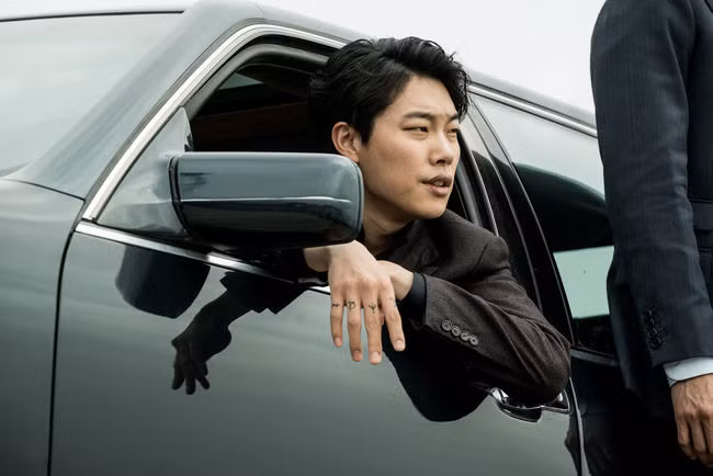 Anh chàng gặt hái thành công rực rỡ với The King, đóng cùng Jo In Sung. Anh chàng gặt hái thành công rực rỡ với The King, đóng cùng Jo In Sung.