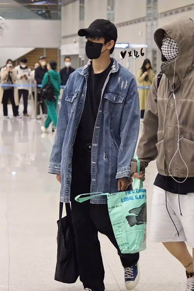 Chiếc túi "nổi bần bật" của Bobby (iKON) tại sân bay Hàn Quốc.