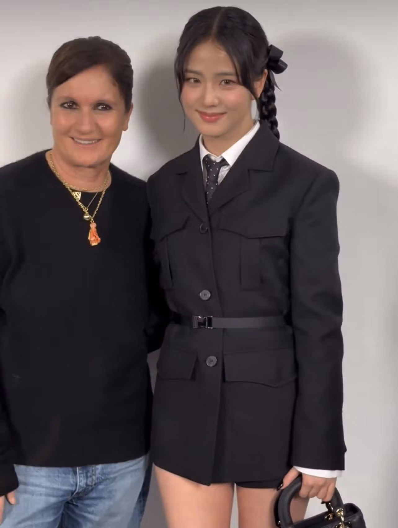 Jisoo chung khung hình với Giám đốc sáng tạo Maria Grazia.