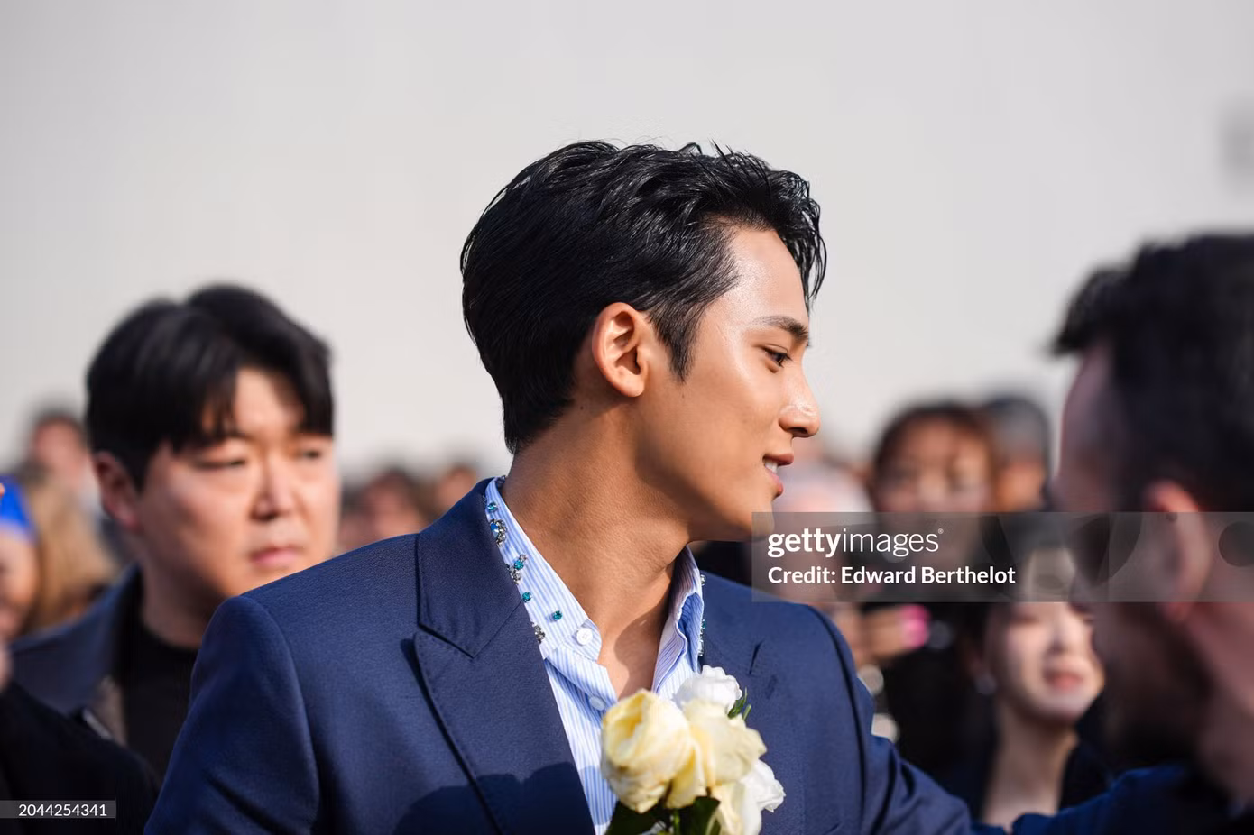 Mingyu cầm trên tay bó hoa hồng trắng được tặng, netizen đua nhau "nhận chồng" vì vẻ bảnh bao như chú rể bước vào lễ đường. Mingyu cầm trên tay bó hoa hồng trắng được tặng, netizen đua nhau "nhận chồng" vì vẻ bảnh bao như chú rể bước vào lễ đường.