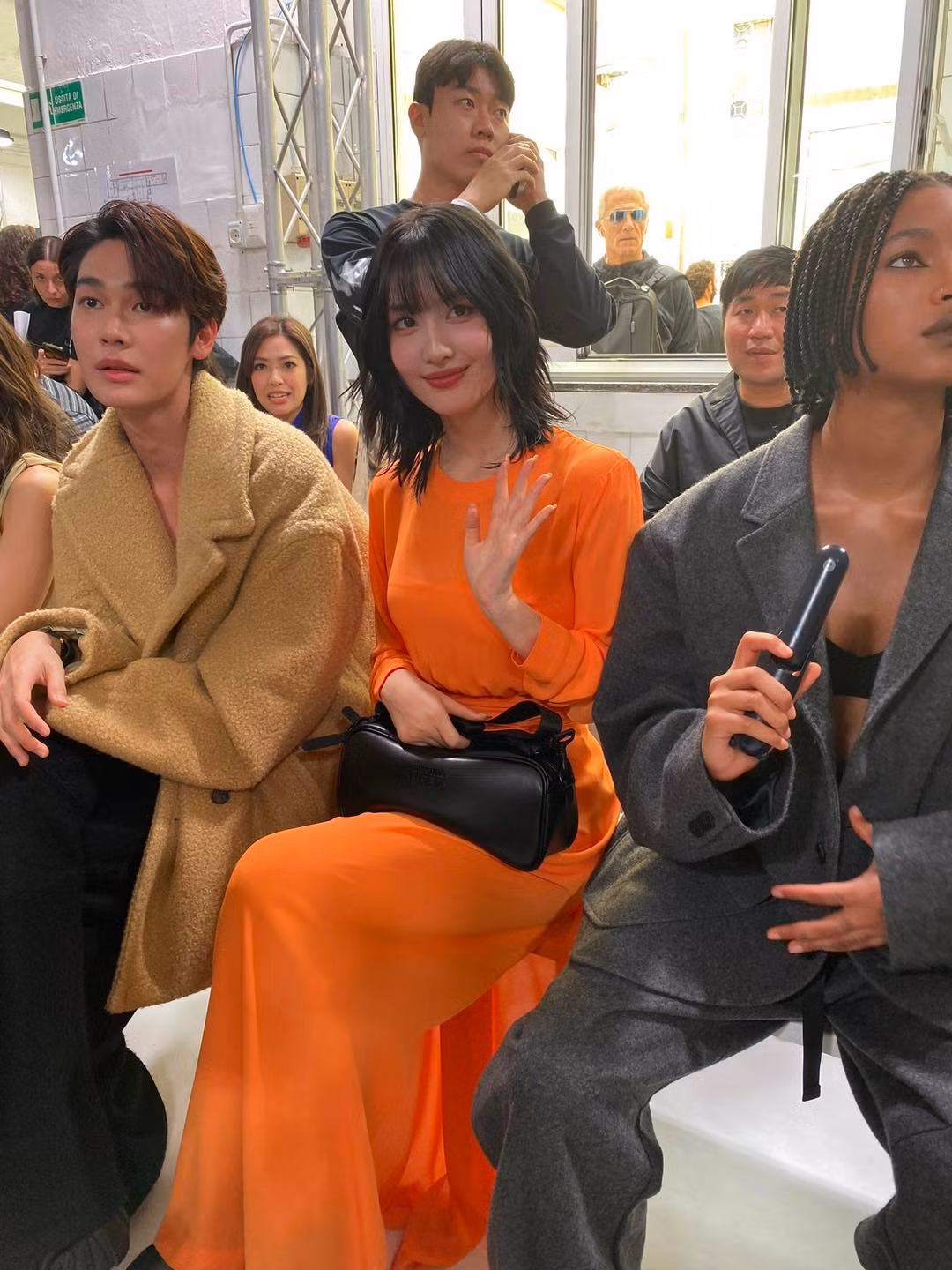 Momo cùng nam diễn viên người Thái Dew và nữ ca sĩ Willow Smith ngồi tại hàng ghế đầu của show diễn ra mắt bộ sưu tập Onitsuka Tiger Spring - Summner 24.