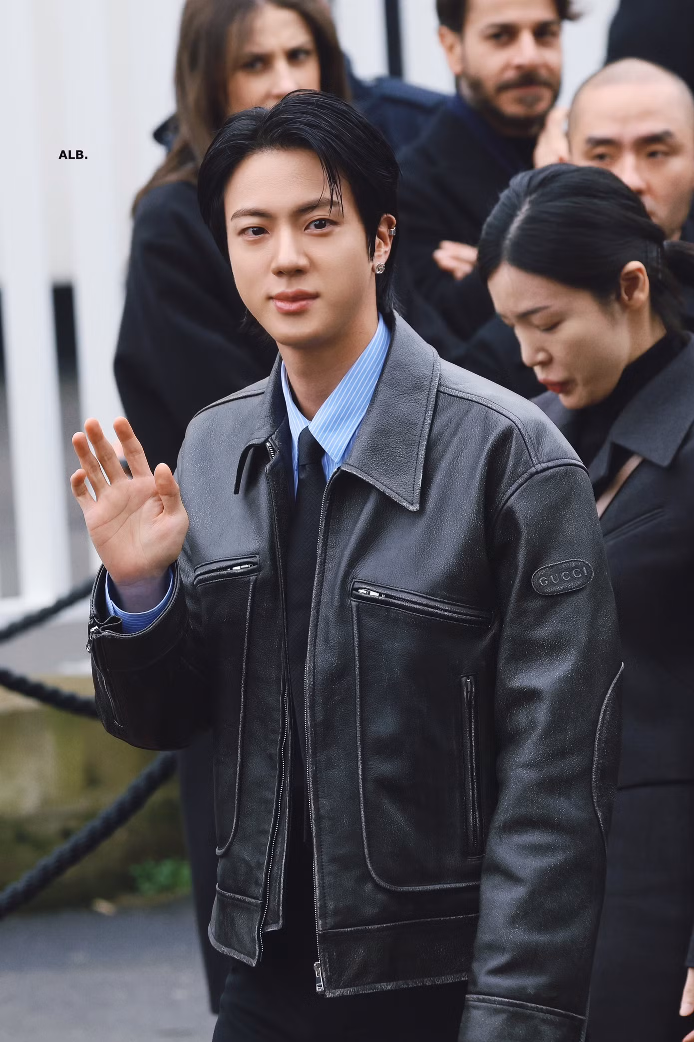 Những hình ảnh đầu tiên của Đại sứ toàn cầu Gucci - Jin tại tuần lễ thời trang Milan.