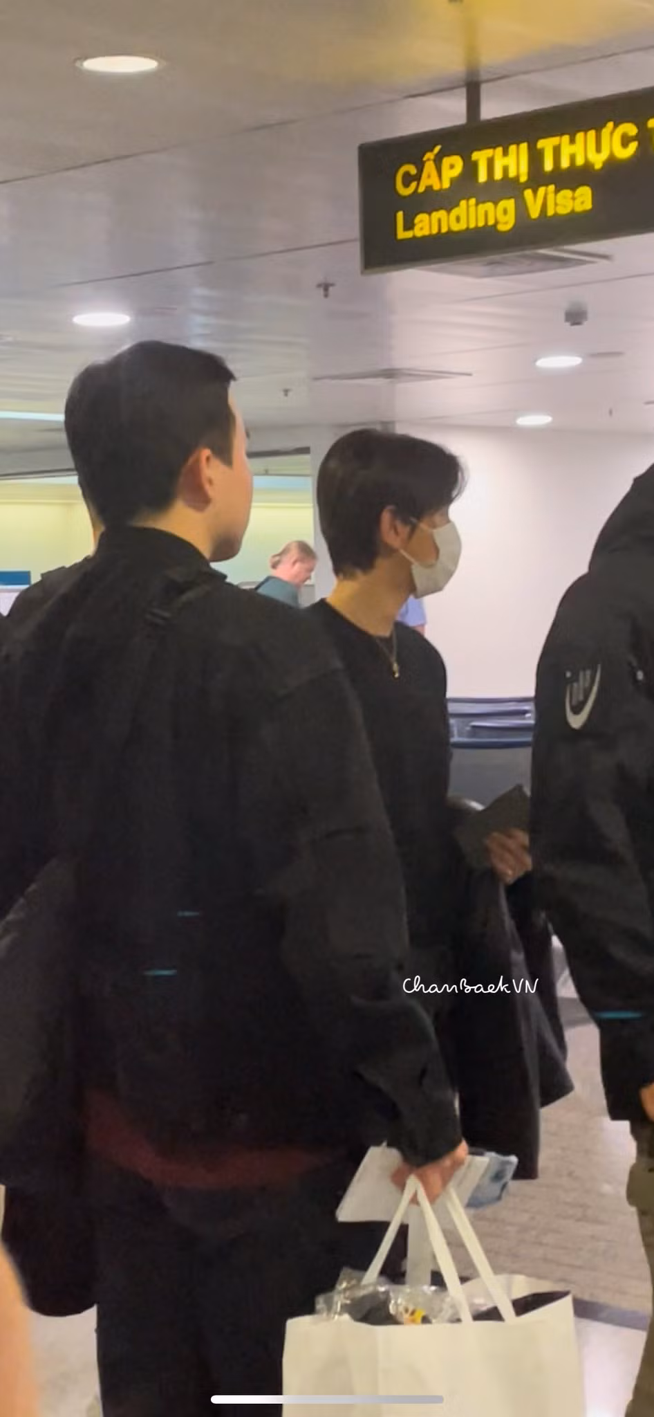 Những hình ảnh đầu tiên của Baekhyun sau khi đáp xuống sân bay Việt Nam.