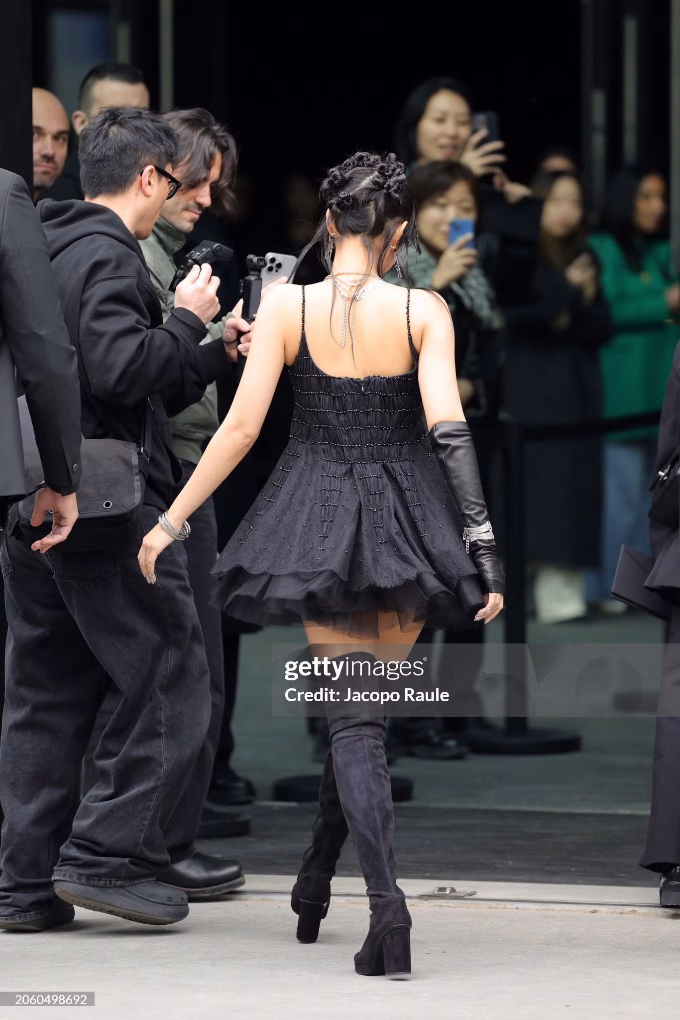 Bóng lưng cũng gieo thương nhớ của "quý cô Chanel" Jennie. Bóng lưng cũng gieo thương nhớ của "quý cô Chanel" Jennie.