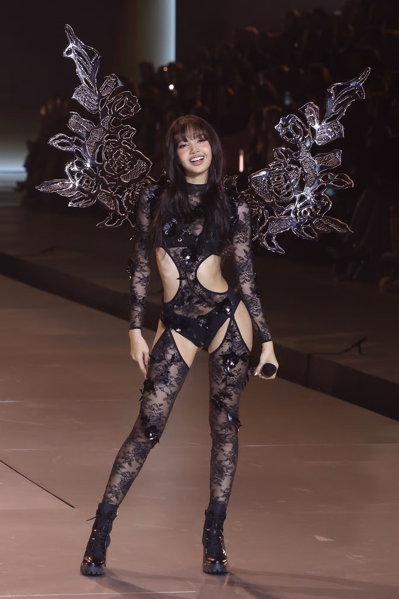 Lisa diện nội y, trình diễn trong buổi biểu diễn thời trang của Victoria’s Secret.
