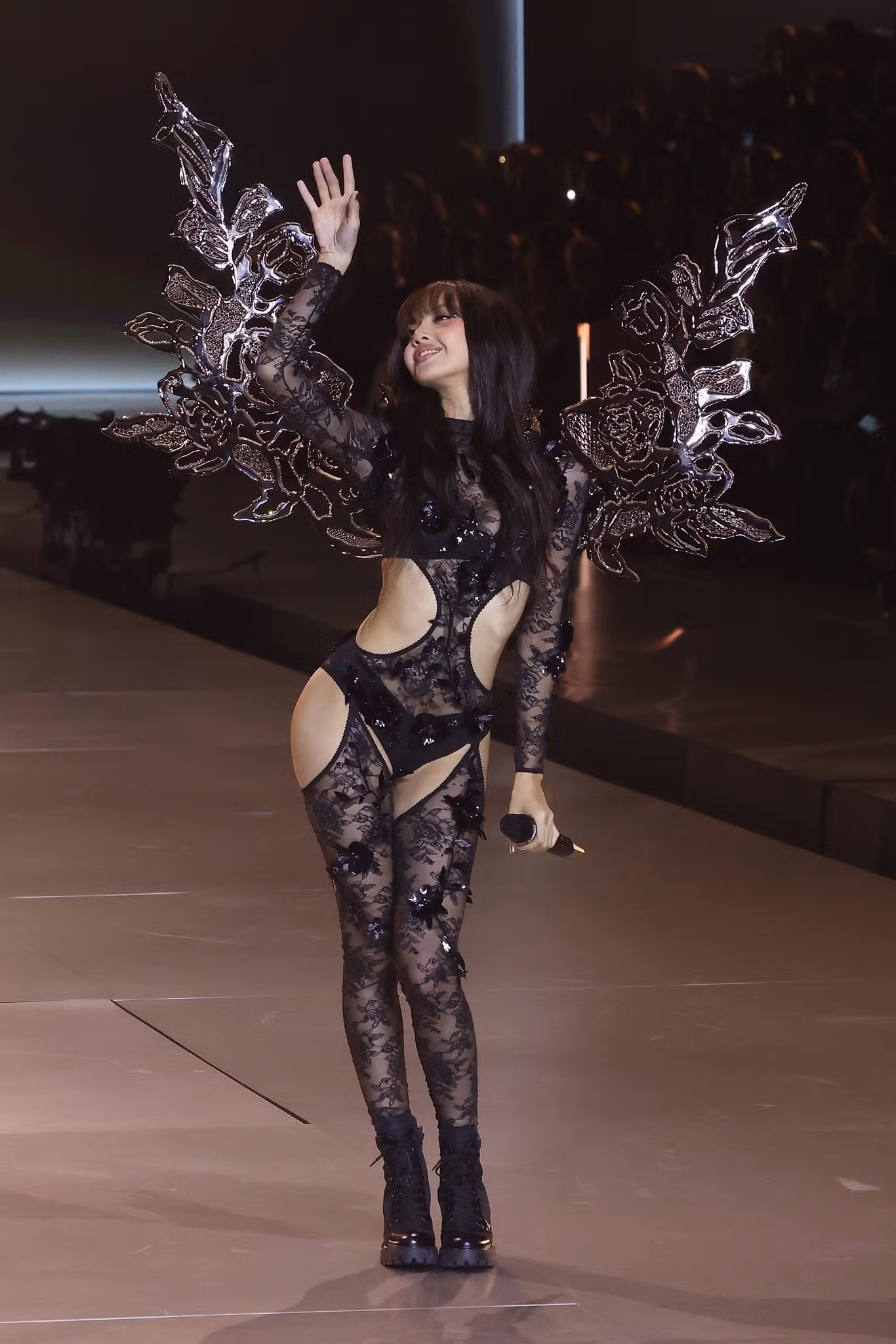 Lisa diện nội y, trình diễn trong buổi biểu diễn thời trang của Victoria’s Secret.