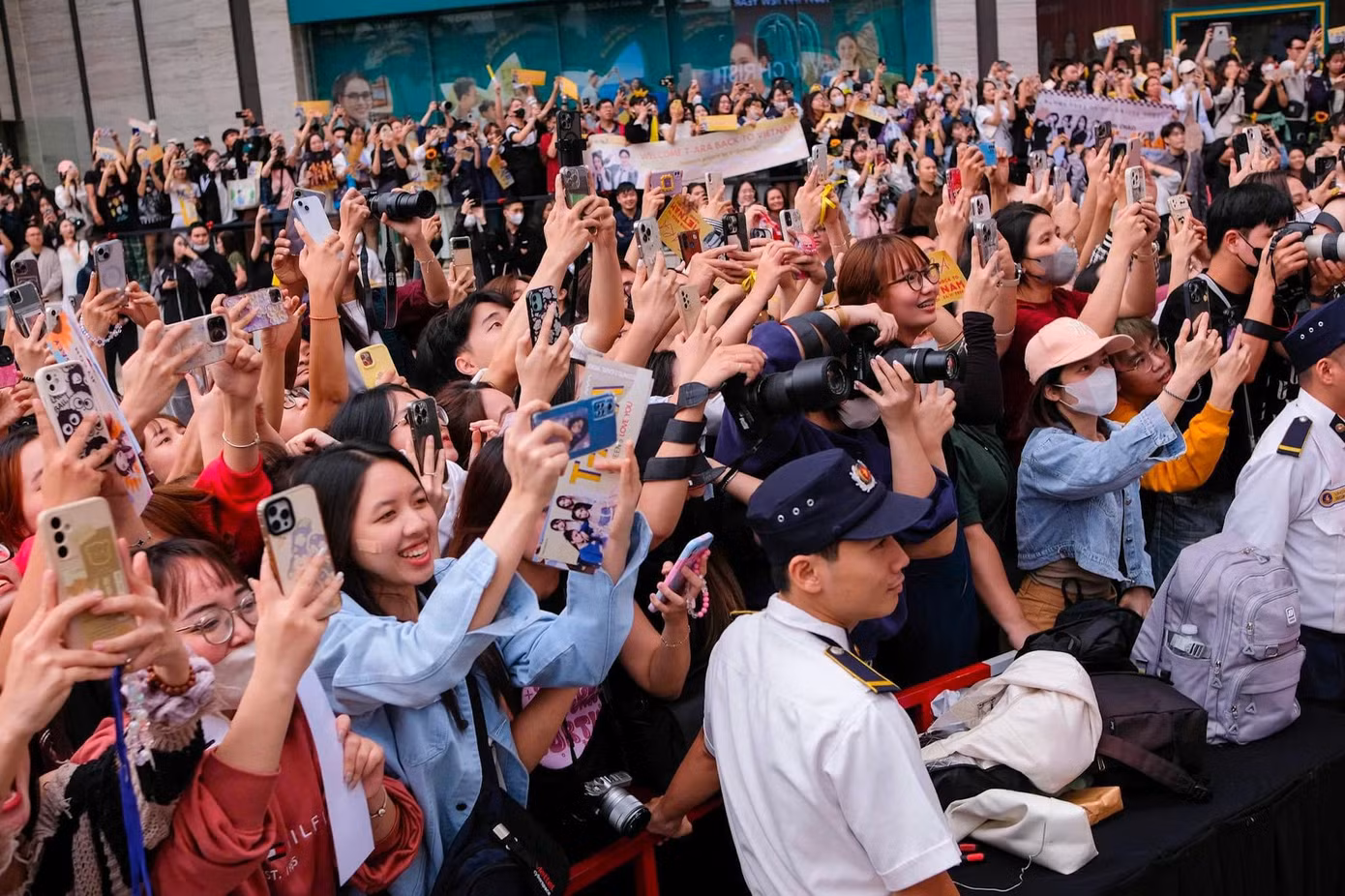 Người hâm mộ kéo đến chật cứng xung quanh khu vực tổ chức fan meeting ngoài trời của T-ARA. (Ảnh: Vincom) Người hâm mộ kéo đến chật cứng xung quanh khu vực tổ chức fan meeting ngoài trời của T-ARA. (Ảnh: Vincom)