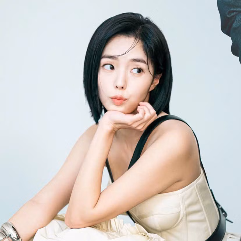 Tạo hình tóc ngắn năng động cùng phong cách thời trang đa dạng của cô trong bộ phim The Fabulous từng được nhận xét là Emily in Paris phiên bản Hàn Quốc. Tạo hình tóc ngắn năng động cùng phong cách thời trang đa dạng của cô trong bộ phim The Fabulous từng được nhận xét là Emily in Paris phiên bản Hàn Quốc.