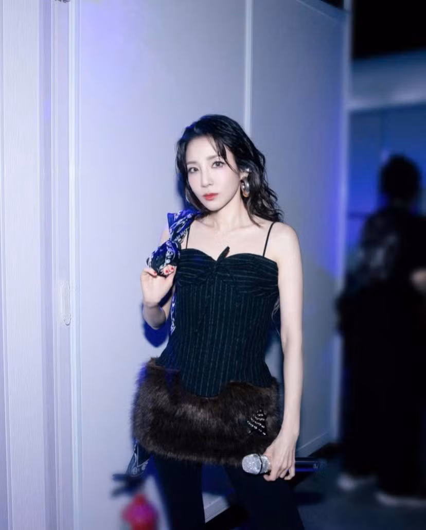 Dara trở thành cái tên được nhiều người tìm kiếm sau khi những hình ảnh xinh đẹp tại concert của cô được đăng tải.