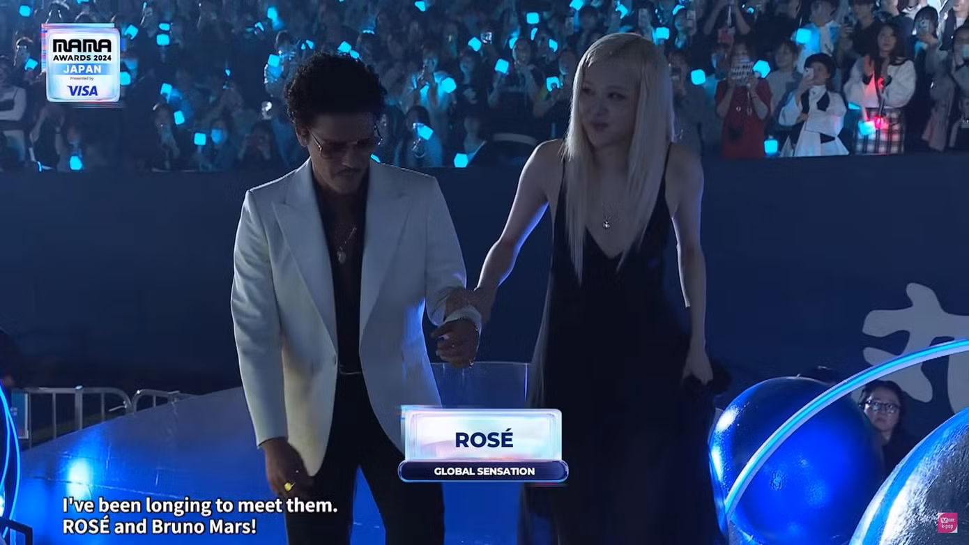 Bruno Mars đỡ Rosé khi cả hai tiến lên bục nhận giải.