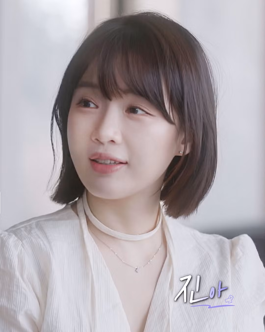 Sở hữu visual đáng yêu, trẻ trung, có thông tin cho rằng Jina sinh năm 1994, hiện đang là nhà văn, YouTuber. Cô cũng từng tốt nghiệp Cử nhân khoa giáo dục của trường Đại học Yonsei.