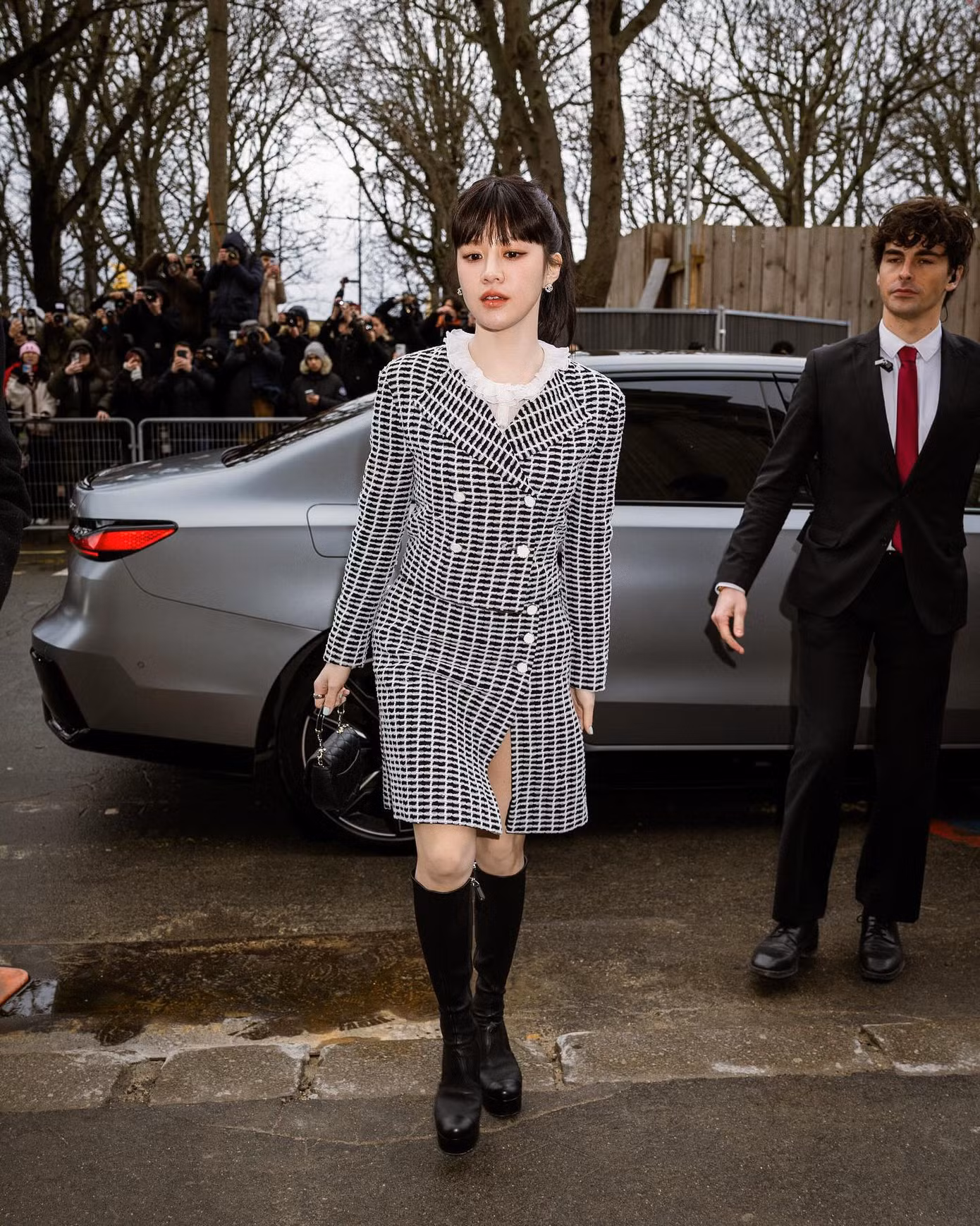Chanel được đánh giá là "khấm khá" nhất khi một khách mời khác là nữ diễn viên kiêm người mẫu Go Yoon Jung đã đem về cho thương hiệu 1,88 triệu USD (hơn 47 tỷ đồng) giá trị truyền thông trong lần tới dự show Haute Couture năm nay.