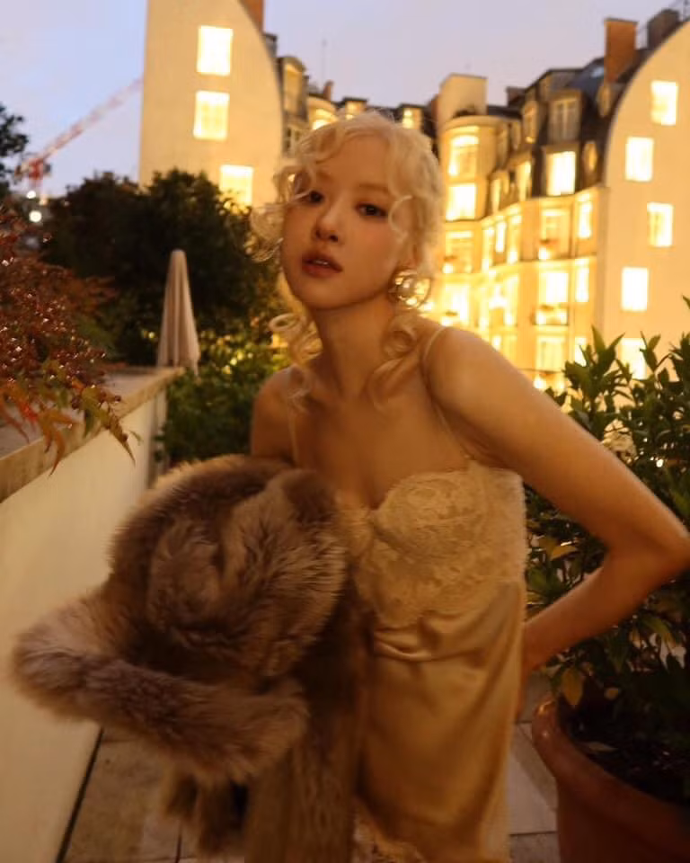 Chất lượng ảnh mờ ảo nhưng thần thái của Rosé "nét căng".