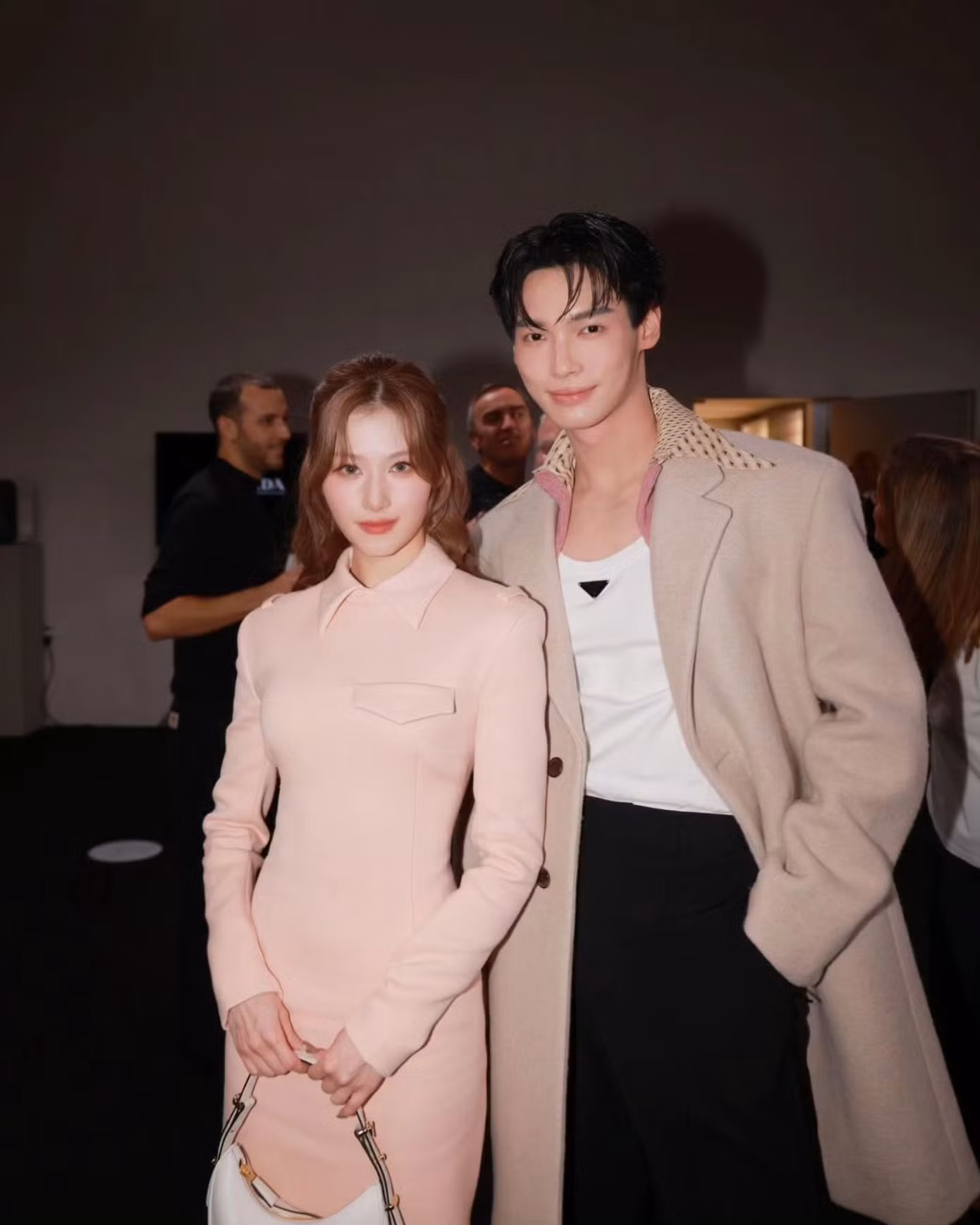 Gấp đôi visual với khung hình chung của Sana và Win Metawin.