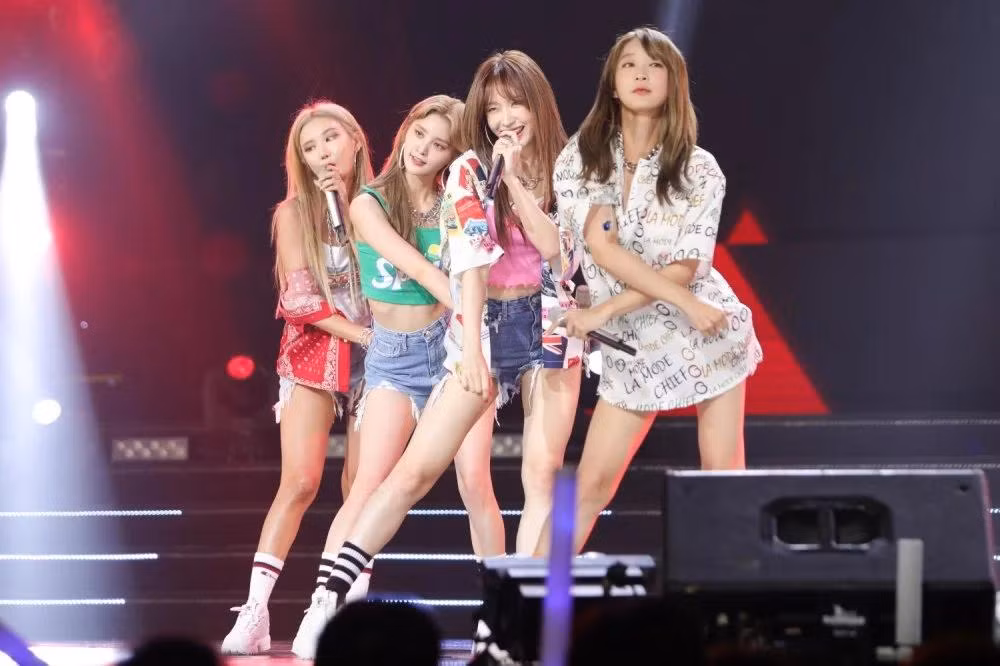 Hình ảnh EXID trình diễn trong V LIVE HEARTBEAT năm 2018 - sự kiện có sự tham gia của The Boyz, Bích Phương, Bảo Anh,...