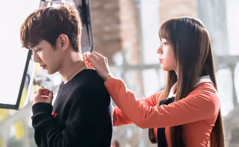 Visual của Chae Soo Bi và Yoo Seung Ho có nhiều điểm tương đồng, đặc biệt ở góc nghiêng lại càng giống nhau khiến netizen tích cực "đẩy thuyền" sau khi phim chiếu.