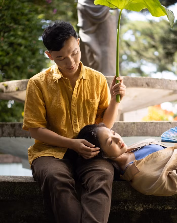 Nét đẹp trong trẻo, tinh khôi đậm chất nàng thơ của Hoàng Hà giúp ca sĩ Hoàng Dũng truyền tải trọn vẹn chuyện tình lãng mạn trong MV.