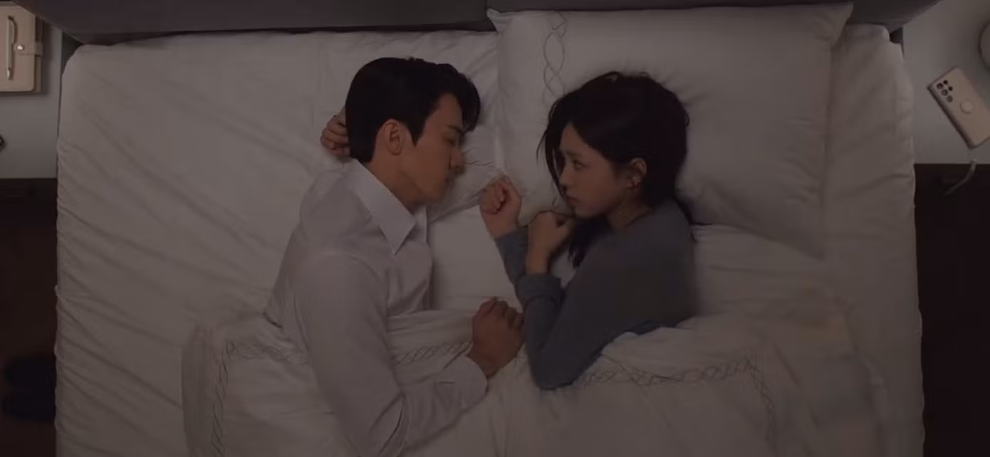 Hee Joo không kìm lòng mà nhìn Sa Eon đầy dịu dàng.