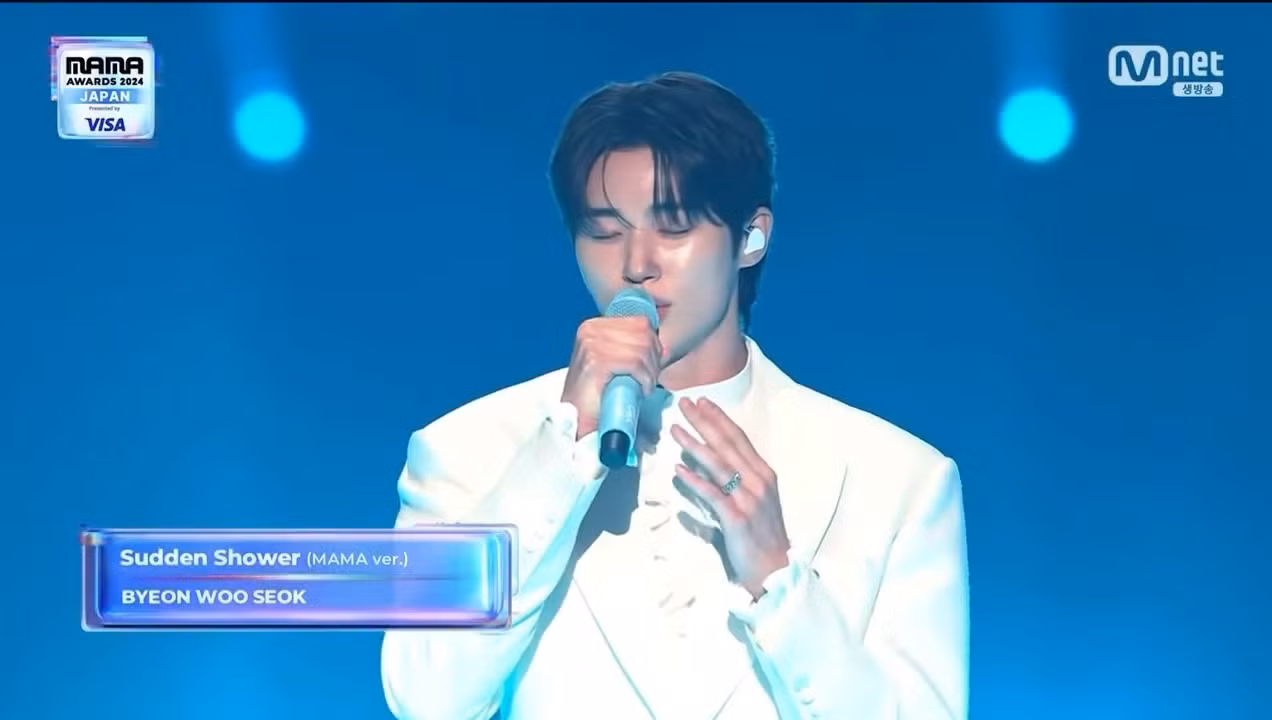 Hình ảnh tương đồng giữa Byeon Woo Seok tại sân khấu MAMA 2024 và trong Lovely Runner.