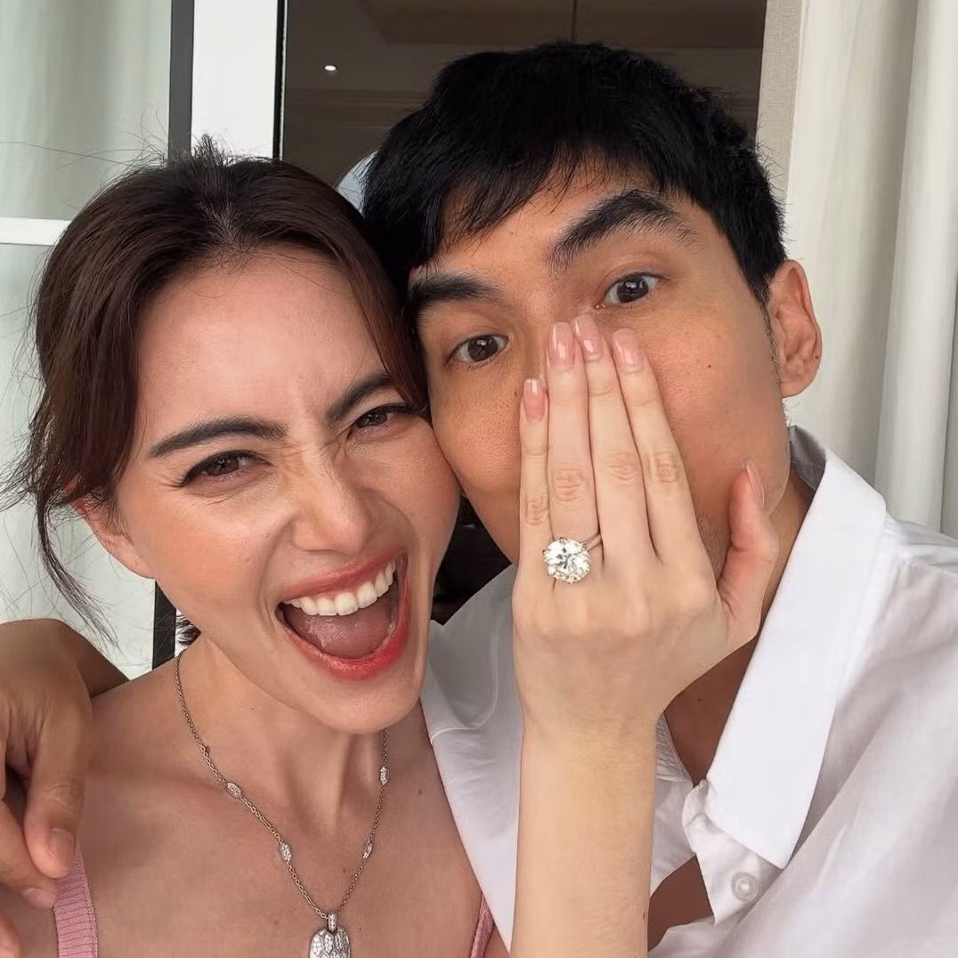Mai Davika rạng rỡ khoe chiếc nhẫn kim cương "bự chảng" lấp lánh trên tay. Mai Davika rạng rỡ khoe chiếc nhẫn kim cương "bự chảng" lấp lánh trên tay.