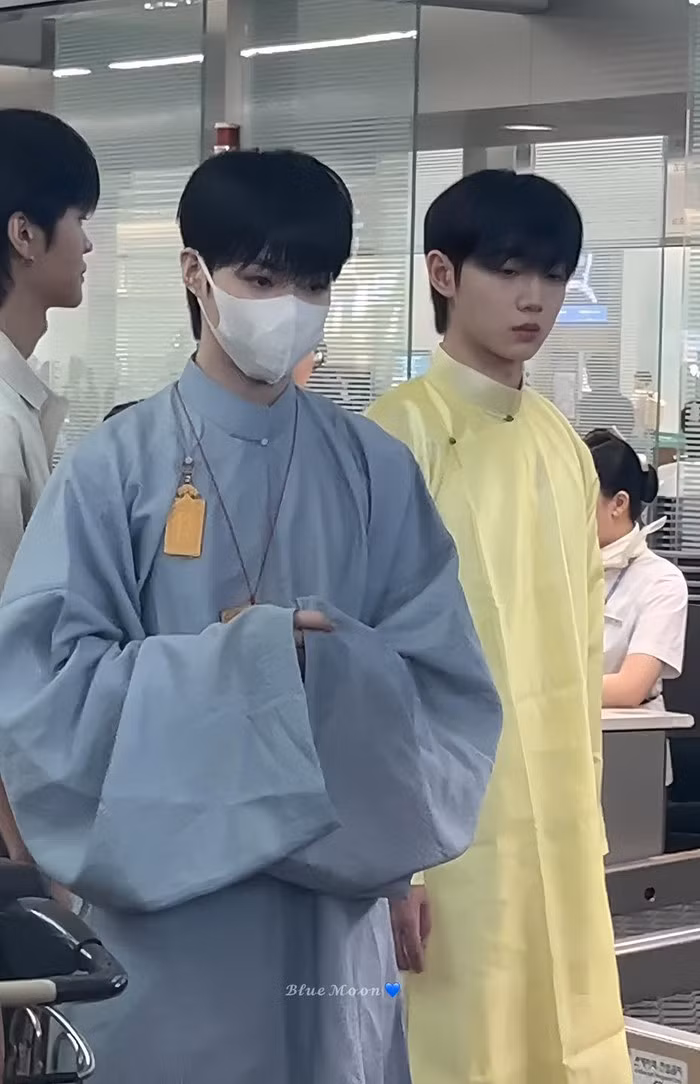 Hình ảnh diện trang phục truyền thống Việt Nam của Hanbin và Hyeongseop ở sân bay.