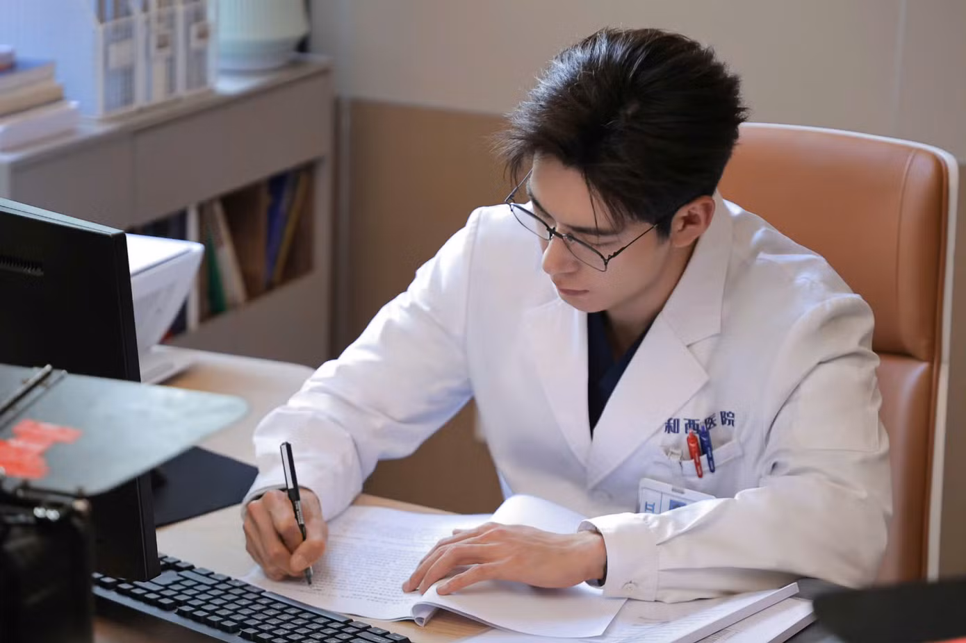 Trần Tinh Húc vào vai bác sĩ Hành Tri Chỉ.